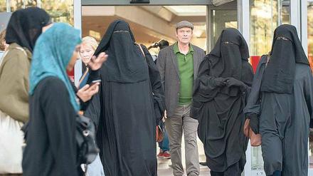 Virtuoser Protagonist des Houellebecq-Romans. Literaturwissenschaftler François (Edgar Selge) muss sich in einer islamischen Republik Frankreich zurechtfinden.