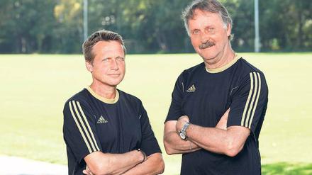 Die Coachs des „FC Arbeitslos“: Peter Neururer (rechts) und Co-Trainer Frank Heinemann bringen die vereinslosen Spieler auf Trab. 