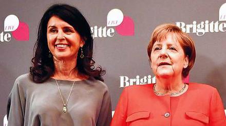 Gleich geht’s los. „Brigitte“-Chefredakteurin Brigitte Huber (links) und Bundeskanzlerin Angela Merkel vor dem „Brigitte Live“-Talk im Juni 2017. 