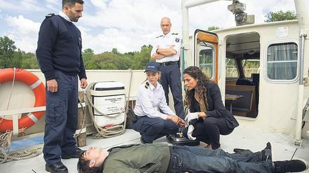 „Alle in einem Boot“ heißt die Auftaktfolge der „WaPo Berlin“. Im Gegensatz zur Wasserschutzpolizei darf die Truppe um Jasmin Sayed (Sesede Terziyan, r.) auch bei Gewaltverbrechen ermitteln. 
