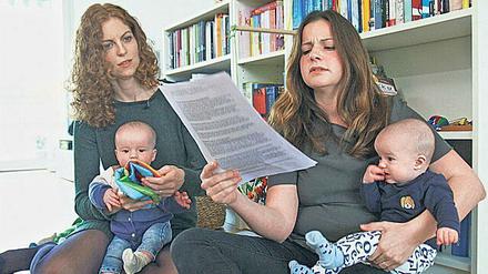 Die Schweizerinnen Nicole und Janina bereiten sich auf die Stiefkind-Adoption vor. 