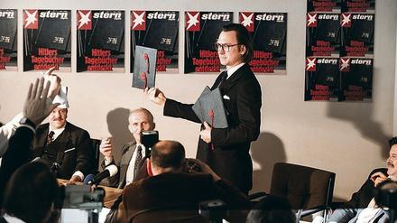 Ein Jahrhundert-Coup? Am 25. April 1983 präsentiert „Stern“-Reporter Gerd Heidemann (Lars Eidinger) der Weltöffentlichkeit die privaten Tagebücher von Adolf Hitler und liest aus ihnen vor. 