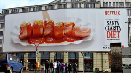 Auch ein Werbe-Aufreger des vergangenen Jahres: Ein zerstückelter Finger in Form einer Curry-Wurst auf dem Werbeplakat des US-amerikanischen Unternehmens Netflix am Potsdamer Platz.