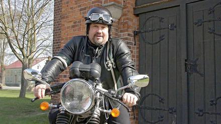 Ein Hells Angel ist Ralf Schwieger sicher nicht. Der Geistliche fährt mit dem Motorrad zwischen seinen sieben Gemeinden in Brandenburg hin und her. "Der Landpfarrer" ist eine von 20 Episoden der Dokumentationsreihe "20 x Brandenburg".