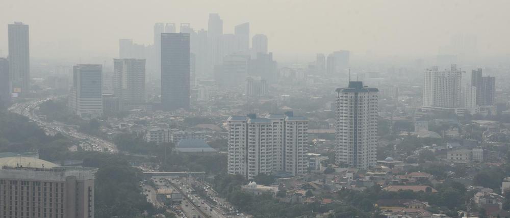 Panorama-Ansicht der Hauptstadt Jakarta im Smog. 