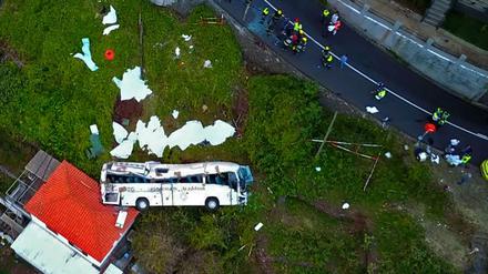 Sturz auf ein Wohnhaus: Der Bus überschlug sich und stürzte mehrere Meter eine Böschung hinunter.