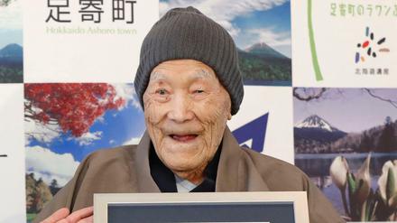 Masazo Nonaka hält ein Zertifikat vom Guinness-Buch der Rekorde als ältester lebender Mann der Welt in der Hand. Nun ist er gestorben.