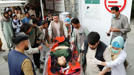 Ein verletzte Frau wird nach einer Explosion in Kabul ins Krankenhaus gebracht.