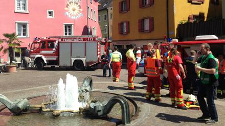 Rettungskräfte in der Fußgängerzone von Bad Säckingen (Baden-Württemberg). Ein Auto war dort in eine größere Menschengruppe vor einem Straßencafé gerast.