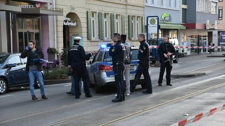 Am Samstagnachmittag hat ein Autofahrer in Heidelberg mehrere Fußgänger angefahren und ist dann mit einem Messer bewaffnet geflüchtet. Durch Einsatz der Waffe konnte die Polizei den Täter stoppen. Der Mann kam schwer verletzt in ein Krankenhaus. 