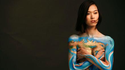 Das US-Model Kelly Chin ist mit Ozeanen und Kontinenten dieser Erde bemalt und macht damit Werbung für den Weltvegantag.