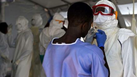 In Sierra Leone sinkt die Zahl der Neuinfektionen mit Ebola. Das Foto zeigt Helfer im vom internationalen Roten Kreuz betriebenen Behandlungszentrum in Kenema. 