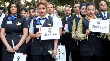 Mitarbeiter von Egyptair bei einem Trauermarsch für die Opfer des Absturzes.