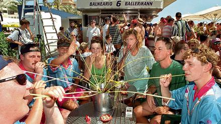 Gäste des deutschen Mallorca-Treffs "Balneario 6" trinken Sangria.
