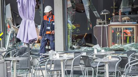 Die Fensterfront eines Cafes in Frankfurt am Main ist zerstört. Nach ersten Ermittlungsergebnissen soll es hier am Montag eine Gasexploion gegeben haben, bei der mehrere Menschen verletzt wurden.