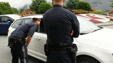 Polizisten kontrollieren Fahrzeuge auf einer Bundestraße. Vom 22. Juni bis 15. September 2019 sind in Tirol diverse Bundesstraßen für den Umgehungsverkehr gesperrt.