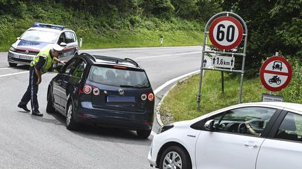 In Tirol hat die Polizei auch am Sonntag die neuen Fahrverbote auf Ausweichstrecken durch Ortschaften durchgesetzt.