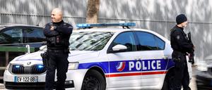 Französische Polizeibeamte stehen vor dem Polizeizentrum des 14. Bezirks von Paris (Symbolbild).