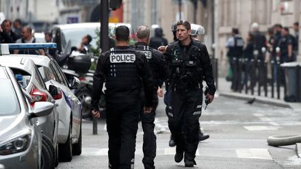 Französische Polizisten sichern die Straße, in der ein Mann mehrere Menschen als Geisel genommen hat. 