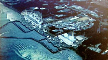 Das japanische Verkehrsministerium veröffentlicht knapp zwei Wochen nach der Katastrophe ein Bild des Tages, an dem der Tsunami das Atomkraftwerk Fukushima traf.