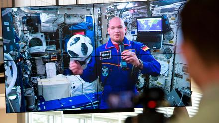 Alexander Gerst hält auf der ISS einen WM-Ball in die Kamera.