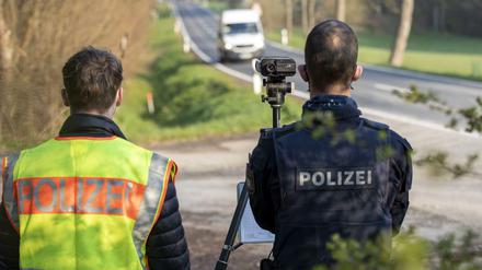 Geschwindigkeitskontrolle der bayerischen Polizei mit einer Laserpistole.
