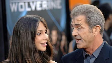 Mel Gibson soll seine ehemalige Verlobte Oksana Grigorieva bedroht und geschlagen haben, während sie das gemeinsame Baby auf dem Arm hatte.