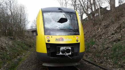 Der Zugführer wurde leicht verletzt, als vor zwei Wochen ein Gullydeckel in die Frontscheibe seiner Regionalbahn krachte. 