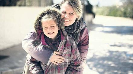 Glücklich nach der Ankunft auf Lampedusa. Tina Rothkamm mit ihrer Tochter Amira. Die Mutter gab anschließend auf der Insel eine Pressekonferenz. 