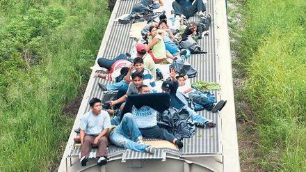 Gefährliche Fahrt: Jeden Tag versuchen hunderte Menschen, auf den Dächern von Zügen den Süden Mexikos zu erreichen. Ihr Endziel sind die USA.