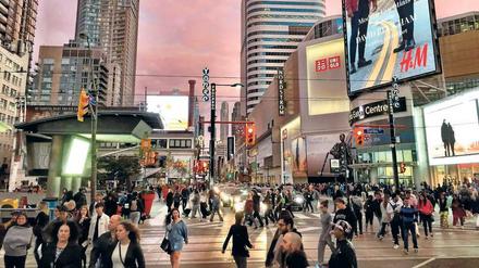 Vielseitig. Der Dundas Square in Toronto erinnert mit seinen großen Werbebildschirmen an den Times Square in New York. 