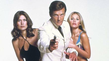 Eleganz ist Trumpf. Roger Moore in seiner berühmtesten Rolle als Geheimagent 007, umgeben von den unvermeidlichen Bond-Girls