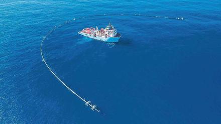 Das Projekt "The Ocean Cleanup" will in der Mitte des U-förmigen Schwimmkörpers den Plastikmüll sammeln.