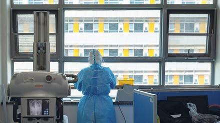 Eine medizinische Mitarbeiterin steht am Fenster eines Krankenhauses in Wuhan, China. Die Stadt gilt als Ursprungsort des Coronavirus und was wochenlang mit Ausgangssperren belegt.