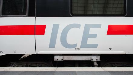 Ein ICE im Hauptbahnhof.
