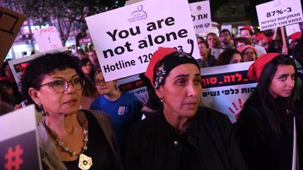 „Du bist nicht allein“: In Israel gingen nach einer mutmaßlichen Gruppenvergewaltigung vor allem Frauen gegen sexuelle Gewalt auf die Straßen.