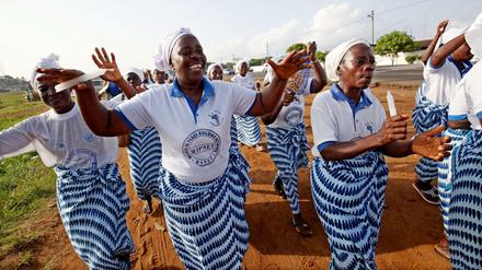 Bereits im Mai 2015 feierten Frauen in Liberia die Nachricht, dass das Land frei von Ebola war.