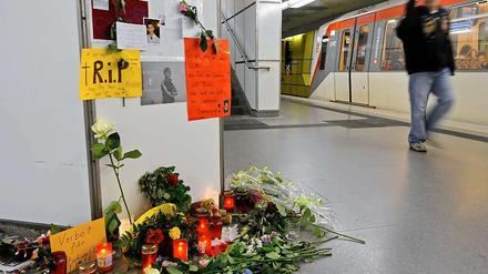 Erinnerungen an das Opfer am Bahnhof Jungfernstieg in Hamburg