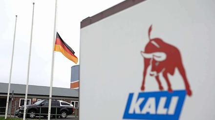 Die deutsche Fahne weht am Donnerstag auf dem Gelände des Kalibergwerks in Wunstorf bei Hannover auf halbmast, nachdem bei einem Grubenunglück ein Bergmann getötet worden war.