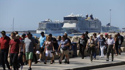 Kreuzfahrtschiffe kommen im Hafen von Palma de Mallorca an und bringen zahlreiche Touristen auf die Insel.