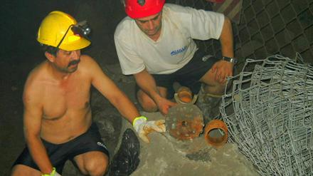 Juan Illanes (li.) und Mario Sepulveda (re.) gehören zu den 33 eingeschlossenen Minenarbeitern. Hier sind sie mit einem herabgefallenen Bohrer zu sehen.