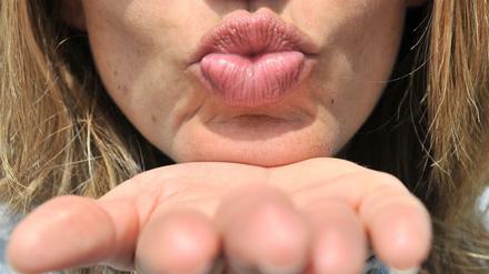 25.000 Menschen haben sich bei einem Facebook-Event zum Küssen verabredet.