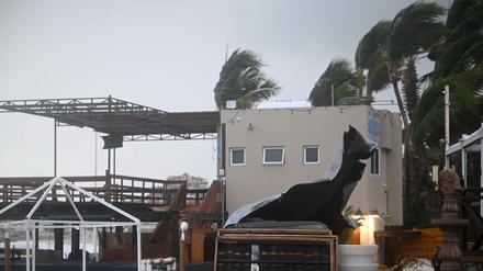 Regen und Windböen des Hurrikans „Hilary“ erreichen Cabo San Lucas im mexikanischen Bundesstaat Baja California.