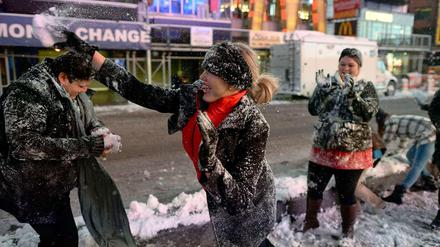 Frauen liefern sich in der Nacht zum Dienstag am Times Square in New York eine Schneeballschlacht. Blizzard "Juno" war weniger schlimm als gedacht.
