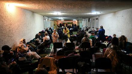 Menschen suchen in einem Bunker in Kiew Schutz.