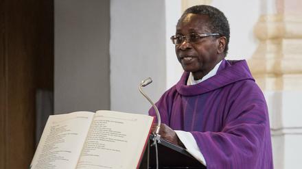 Der Pfarrer Olivier Ndjimbi-Tshiende spricht am 06.03.2016 in der Kirche von Zorneding (Bayern).