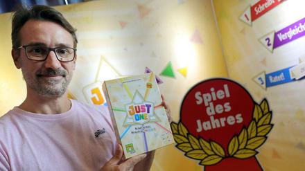 Spieleautor Bruno Sautter mit seinem Wortratespiel „Just One“. 