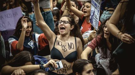 Demonstrantinnen protestieren im vergangenen Jahr in Barcelona gegen den Umgang der Justiz mit sexuellem Missbrauch. 