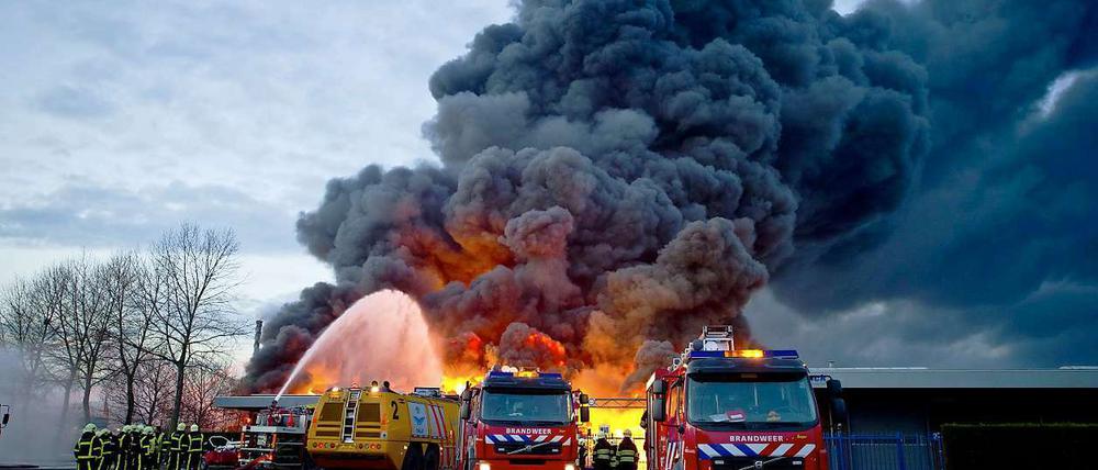 Ein Großbrand in einem Industriegebiet nahe Rotterdam hat am Mittwoch mehrere Explosionen ausgelöst. 