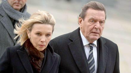 Der ehemalige Bundeskanzler Gerhard Schröder (r) und seine Ehefrau Doris Schröder-Köpf haben sich nach 17 Jahren getrennt. 